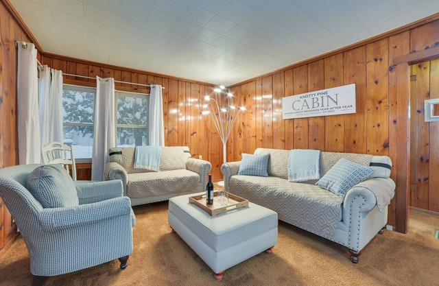 Dog-Friendly Roscommon Cabin, Walk to Higgins Lake