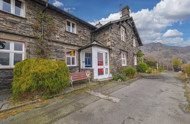 Rose Bank Cottage, character cottage in Lakeland village with gorgeous views