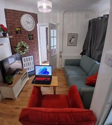 Rose Cottage-4 BED HOUSE FOR CONTRACTORS & FAMILIES Close to M6, J10-NO PARTIES ALLOWED