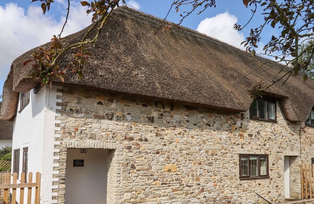 ROSE COTTAGE AT TREASLAKE FARM, pet friendly in Honiton