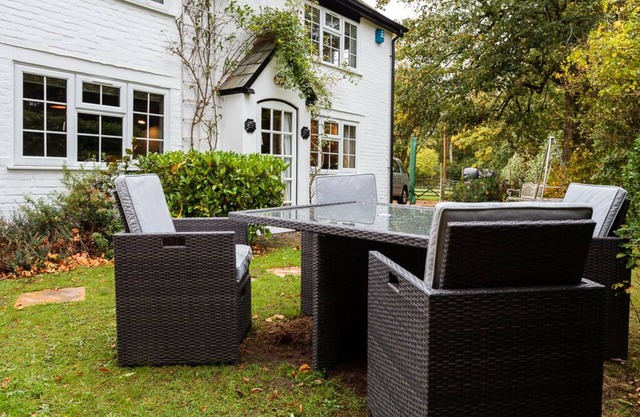 Rose Cottage in the heart of the New Forest, dogs welcome, EV point, sleeps 6