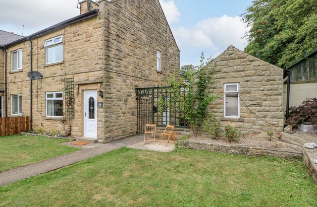 ROSE COTTAGE, pet friendly, with a garden in Middleton-In-Teesdale