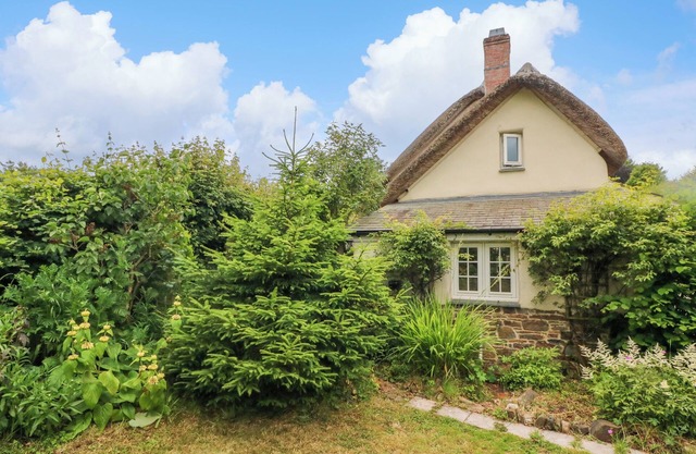 ROSE COTTAGE, pet friendly, with hot tub in Okehampton