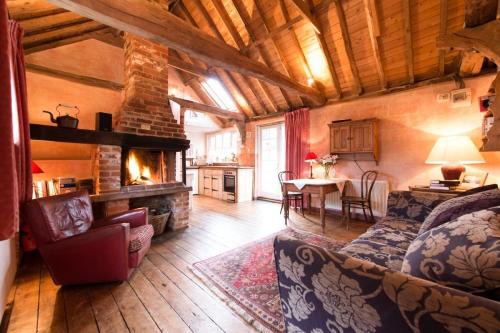 Rose Cottage rural cosiness with footpaths to the local Macro Brewery Pub