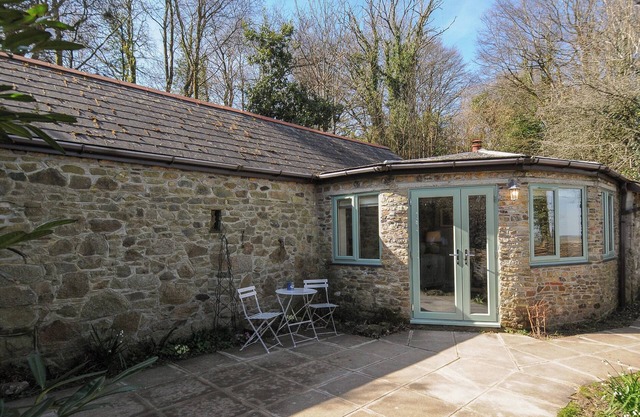 ROSE COTTAGE, with hot tub in Callington
