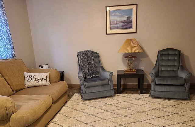 Rose Hill Under - 3 beds, High Speed WiFi, Roku, Netflix