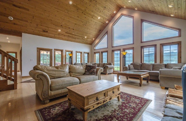 ROSE LAKE LODGE 4830 PC FT WATERFRONT: SPA PRIVÉ SANDY BEACH HOT TUB CENTRAL A / C