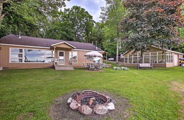Bord de l'eau Rose Lake Cabin w / Fire Pit, Dock, Bateaux