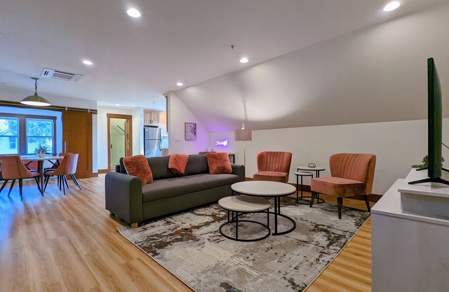 Newberg Wine Country Suites: Rose Room - Sophisticated, Playful, Designer Suite