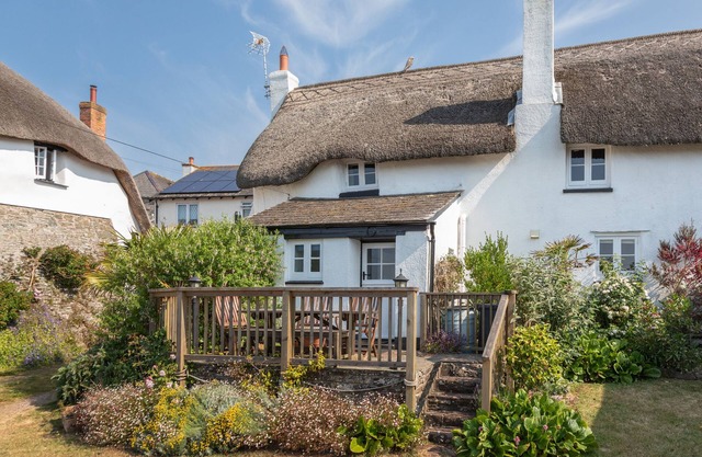 ROSE THATCH, romantic, character holiday cottage in Malborough