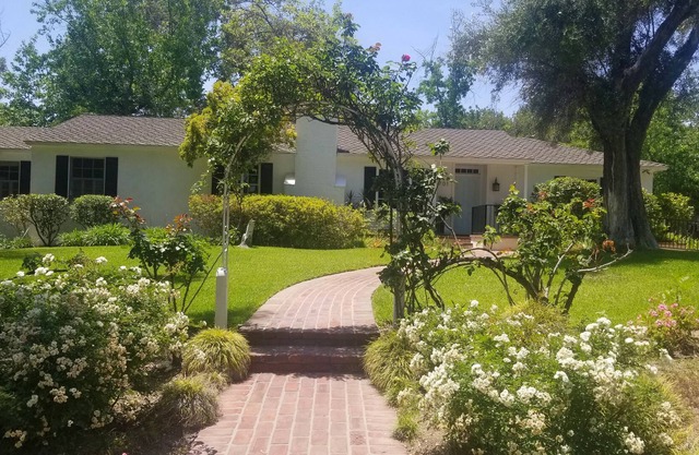 LaCanada 5 bed home for Corporate, Family, Parties. Accessible