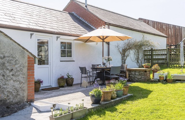 Roseland Cottage is a beautifully renovated two-bedroom barn conversion, exuding charm and nestled i