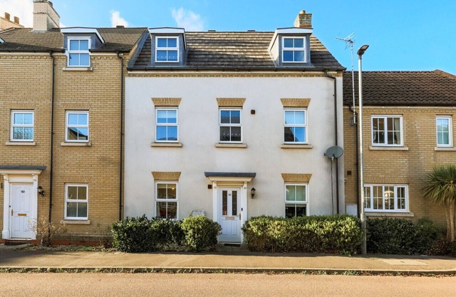 Maxwell Gardens: beautiful home with parking