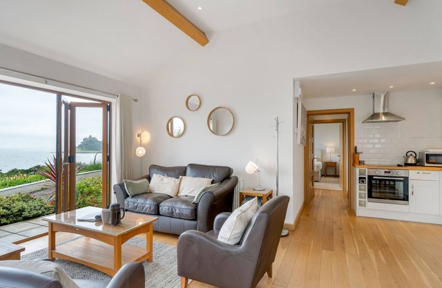 Rosemerryn - A spacious ground floor annexe in Marazion with unbelievable sea views, just 150 metr