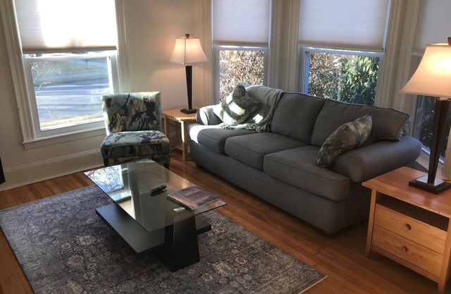 Rosemont 1er étage: 2 BR: Ensoleillé Spacieux Pratique 30 jours + location
