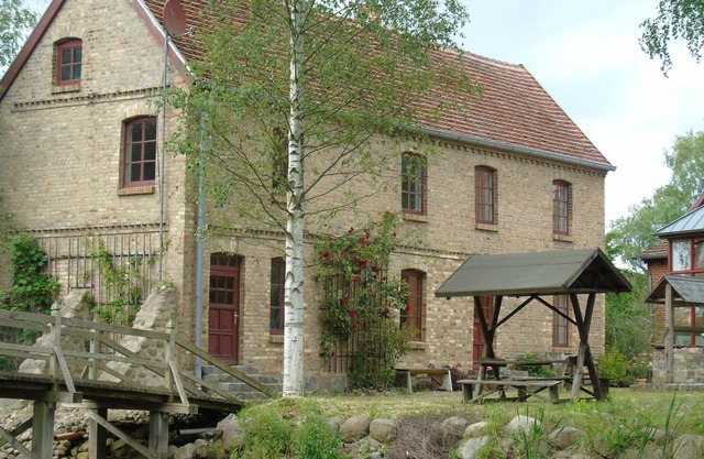 Rosenhaus (à droite) du Wasserburg Liepen