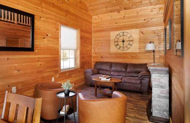 Rosewood Villa: 2BR Log Cabin with Kids Loft