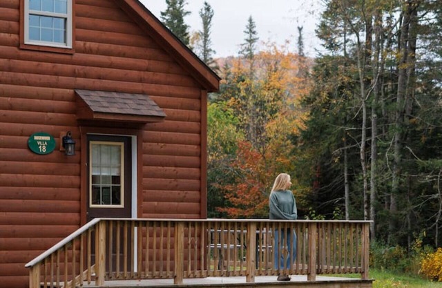 Rosewood Villa: Modern 2BR Log Cabin