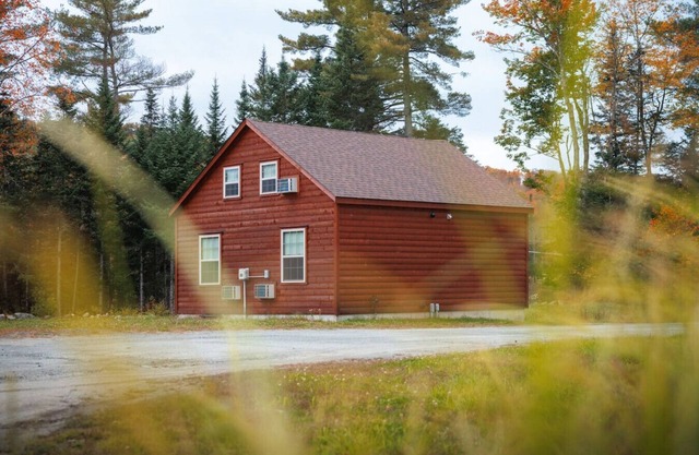 Rosewood Villa: Spacious 2BR Log Cabin