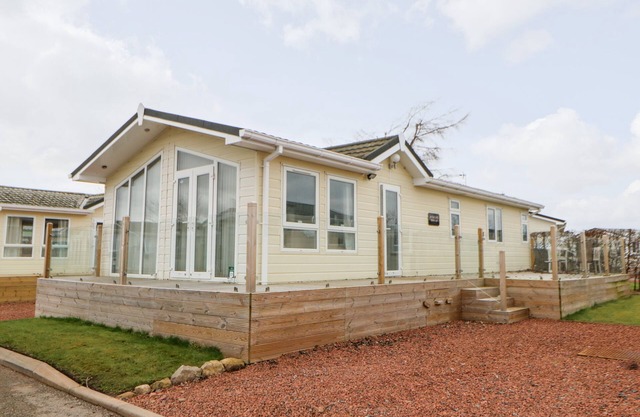 ROSIE'S CHALET, pet friendly, with a garden in Armathwaite