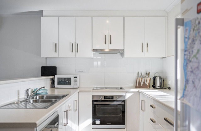 Rosie's - 7 Guests | 3 Bedrooms | 3 Beds | 1 Bathroom - Master Bedroom: Queen bed, Bedroom 2: Queen bed, Bedroom 3: 1 Trio bunk (double bottom, single on top)