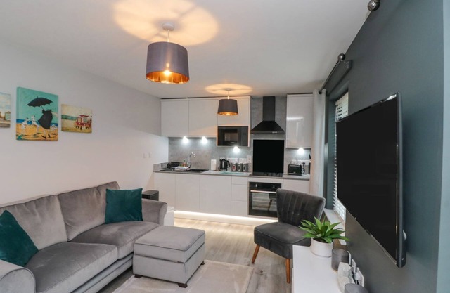 ROSIE'S RETREAT, pet friendly, with pool in Filey