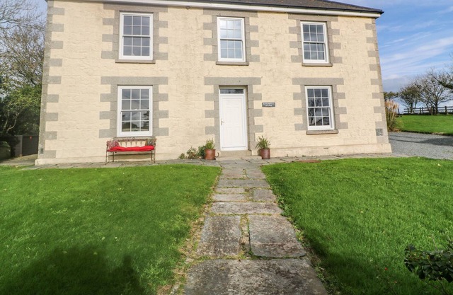 ROSKORWELL MANOR, pet friendly, country holiday cottage in St Keverne
