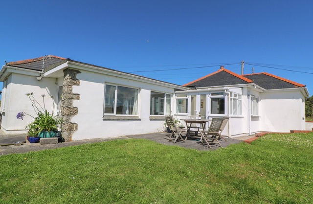 ROSPLETHA BUNGALOW, pet friendly, country holiday cottage in Treen
