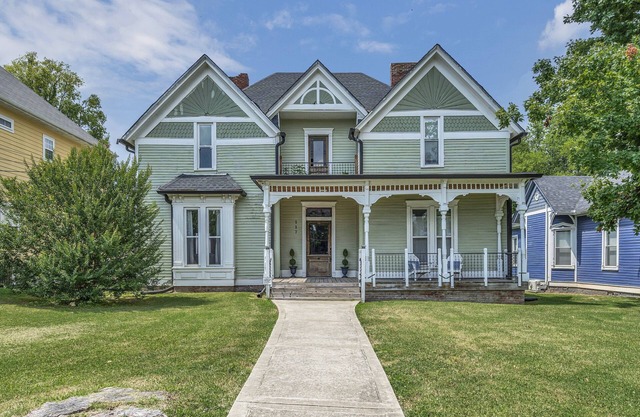 Ross & Ashley's Retreat (117 Marion St, #4)