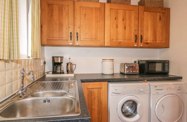 ROSSLARE COTTAGE, with open fire in Broughshane