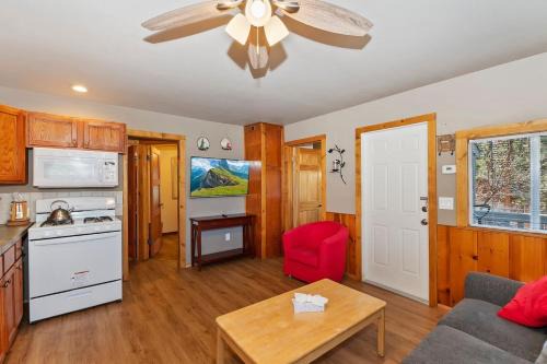 Rosy Cozy Cottage-Walk to Big Bear Lake