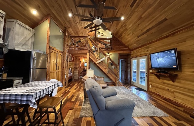 Rough River Lake Vacation Rentals Fernwood Cabin, hot tub