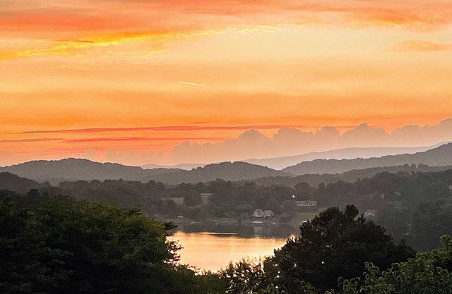 Round House Lake & Mountain Sunset Views w Hot Tub