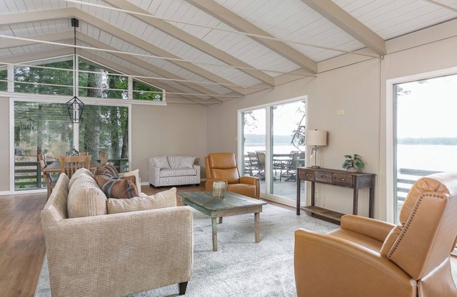 Round Rock Lodge - Retreat Nestled Among The Trees With Stunning Lake Views