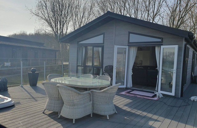 Beautiful 2 bed luxury lodge in Routh with Hot tub