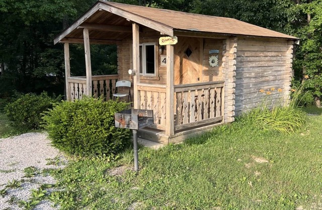 Cabine-lit 4, pas de salle de bain, accès au pavillon de douche