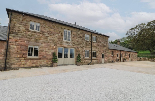 ROWAN COTTAGE - FOLD YARDS, family friendly, with open fire in Crich