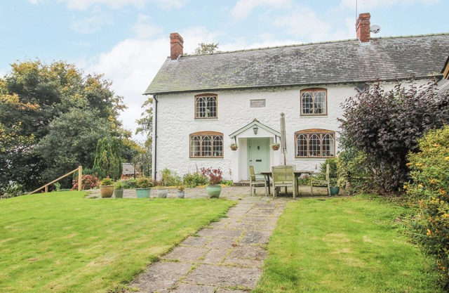 ROWAN COTTAGE, pet friendly, character holiday cottage in Wentnor