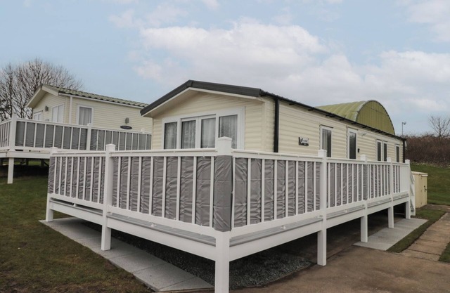 ROWAN COURT 2, pet friendly, country holiday cottage in Cayton