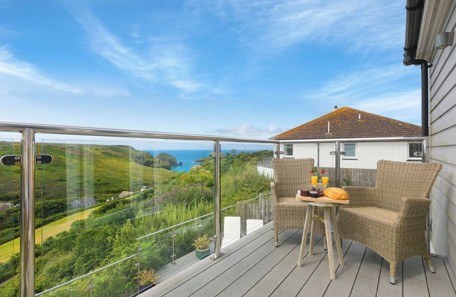 ROWENA, pet friendly, country holiday cottage, with pool in Mullion