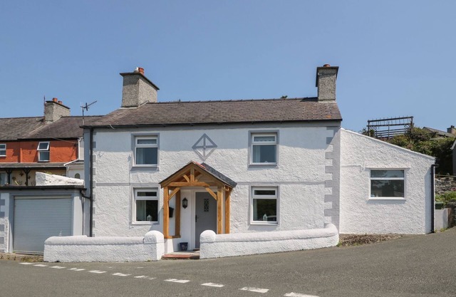ROYAL OAK COTTAGE, pet friendly, with a garden in Amlwch Port