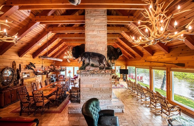 ♣ Grayling Gem: Royal Stag Serene 3BDR Lodge