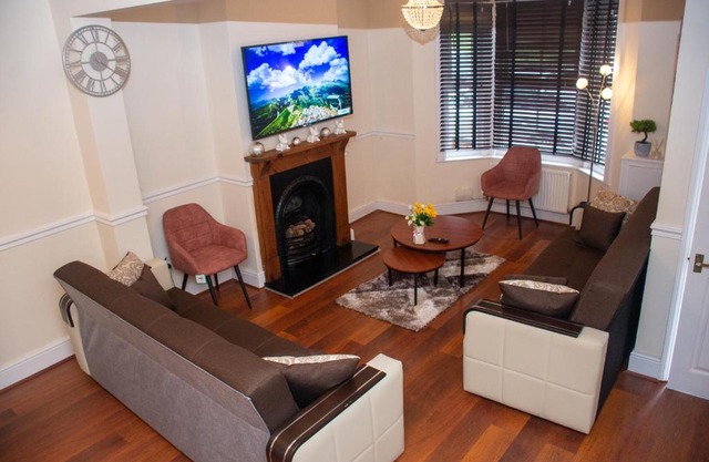 Royale Green View House- free parking, Wifi, Perfect for Contractors and Holiday