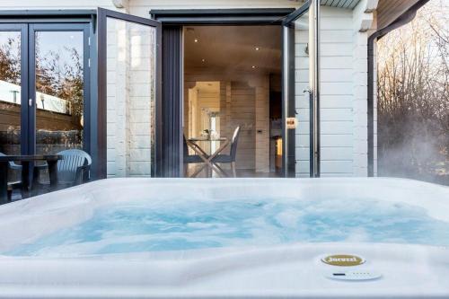 Roydon Marina - Lodge 9 - Hot Tub - Pet Friendly