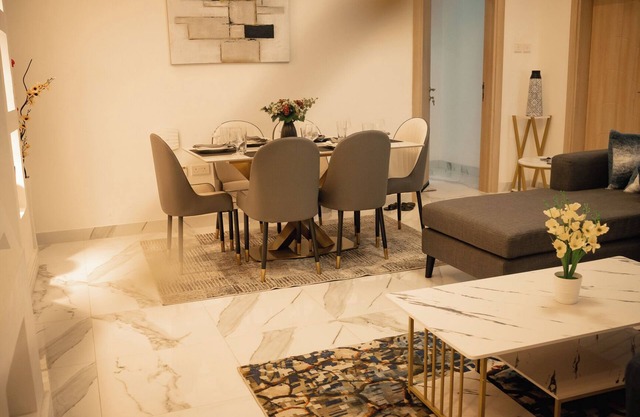RS Royal Executive: Luxurious 2BR Apartment F3-2 with WiFi, AC in fabulous Accra