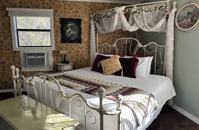 RT 62 Motor Resort Victorian Cabin w/Jacuzzi