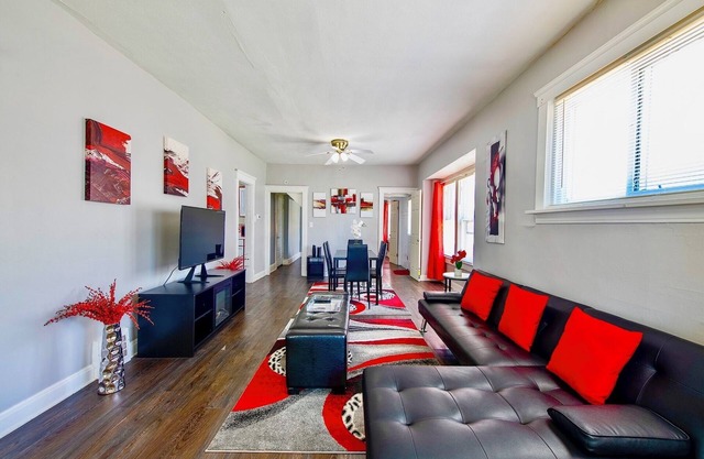 Rubi Lounge: 5BR Duplex | 2 Units | Sun Deck Patio & Parking 8 Min to Downtown