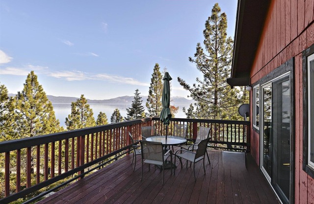 Vues époustouflantes sur le lac Tahoe. Proche de Meeks Bay et du parc d'état d'Emerald Bay. Endroit Isolé pour une escapade parfaite. Demandez nos activités gratuites!