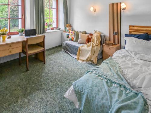 Ruhiges Zimmer mit Gartenblick & Schreibtisch