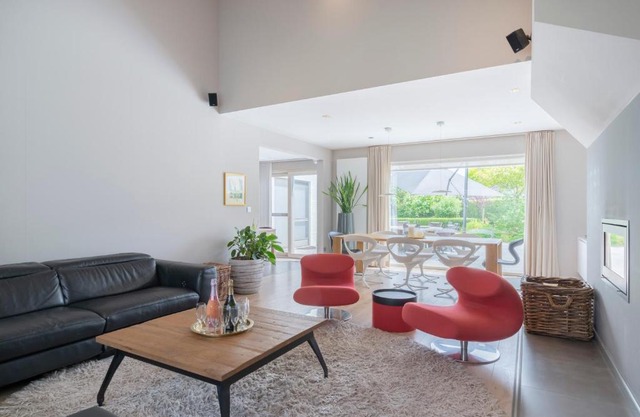Ruime woning met grote omheinde tuin